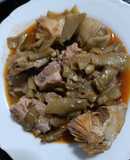 Guiso de costillas con habas y alcachofas