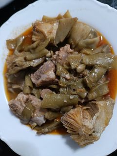 Una foto de Guiso de costillas con habas y alcachofas