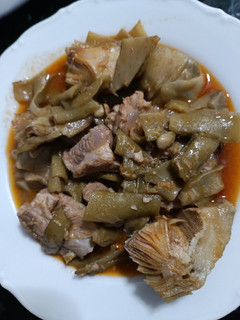 Una foto de Guiso de costillas con habas y alcachofas