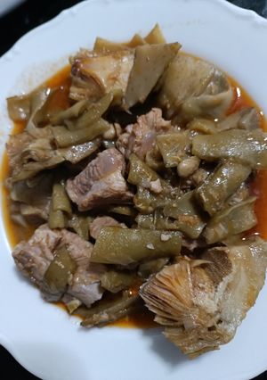 Una foto de Guiso de costillas con habas y alcachofas