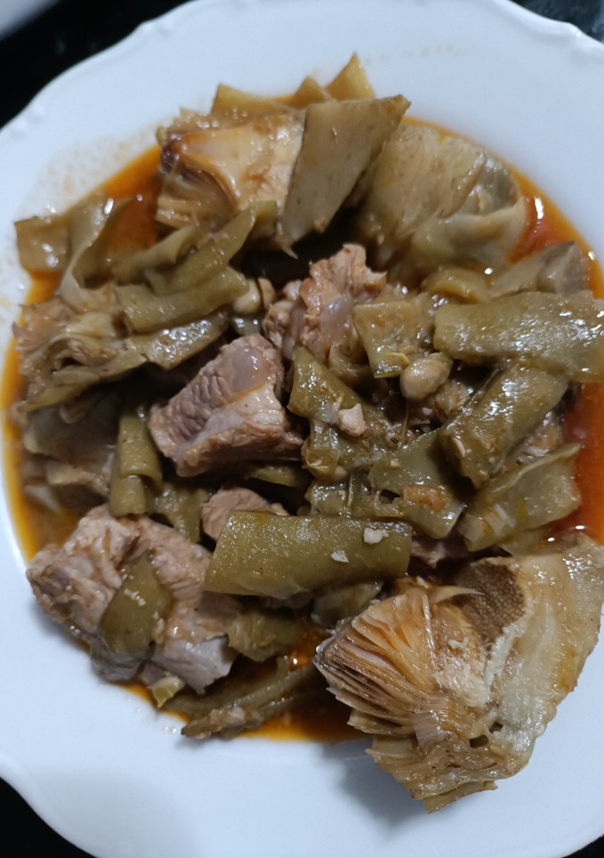 Una foto de Guiso de costillas con habas y alcachofas