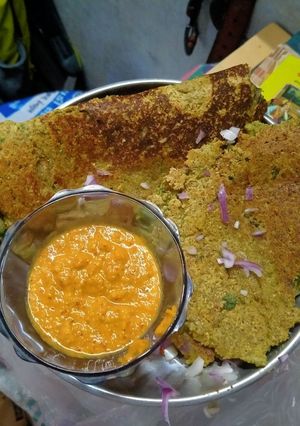 A picture of Moong dal chilla with coconut chutney.