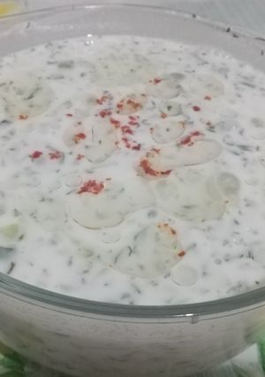 O poză a rețetei Salată de castraveți in sos de iaurt și usturoi.