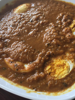 Una foto de Curry con huevo🍳 la receta de mi amiga india