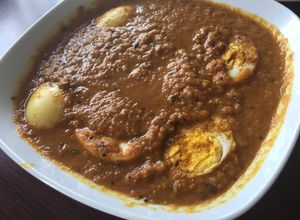 Una foto de Curry con huevo🍳 la receta de mi amiga india