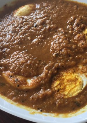 Una foto de Curry con huevo🍳 la receta de mi amiga india