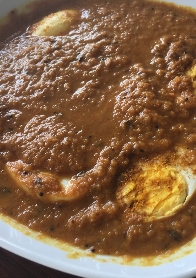 Una foto de Curry con huevo🍳 la receta de mi amiga india