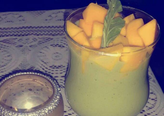 #summer. spinach mango smoothie recipe main photo