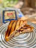 Bikini con queso trufado y cebolla caramelizada