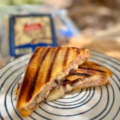 Bikini con queso trufado y cebolla caramelizada-レシピのメイン写真