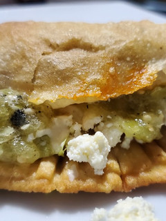 Una foto de Quesadillas fritas de queso con chorizo