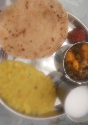 રોટલી (Rotli Recipe In Gujarati) રેસીપી મુખ્ય ફોટો