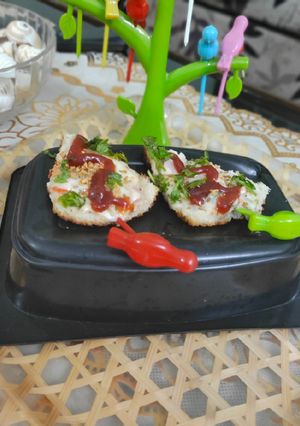 A picture of Indo Italian bread pizza.
