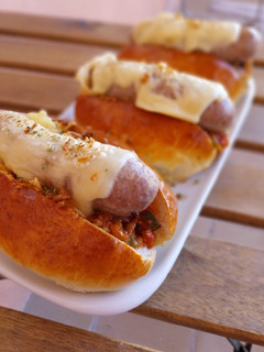 Una foto de Brioche de butifarra con queso fundido y pisto