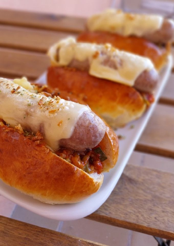 Una foto de Brioche de butifarra con queso fundido y pisto