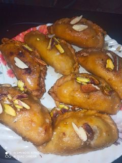 खोया की चाशनी वाली गुजिया (khoya ki chasni wali gujiya recipe in Hindi) रेसिपी मुख्य फोटो