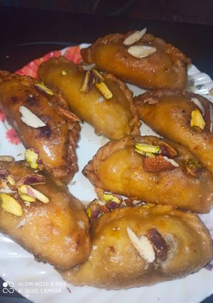 खोया की चाशनी वाली गुजिया (khoya ki chasni wali gujiya recipe in Hindi) रेसिपी मुख्य फोटो