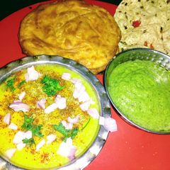 A picture of Dal Pakwan (Sindhi style).