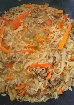 Una foto de Wok de carne con arroz