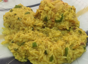 Una foto de Arroz con pollo de azafrán pero con condimento de arroz