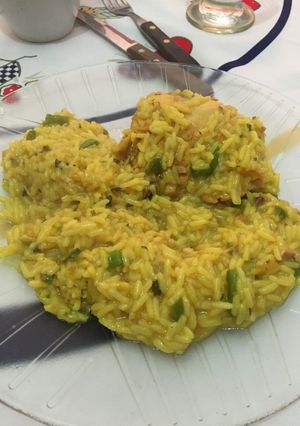 Una foto de Arroz con pollo de azafrán pero con condimento de arroz