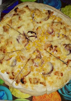 Csirkemelles házi pizza, fokhagymás tejfölös alappal recept fotója