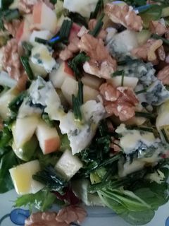 Una foto de Ensalada de manzana y queso azul