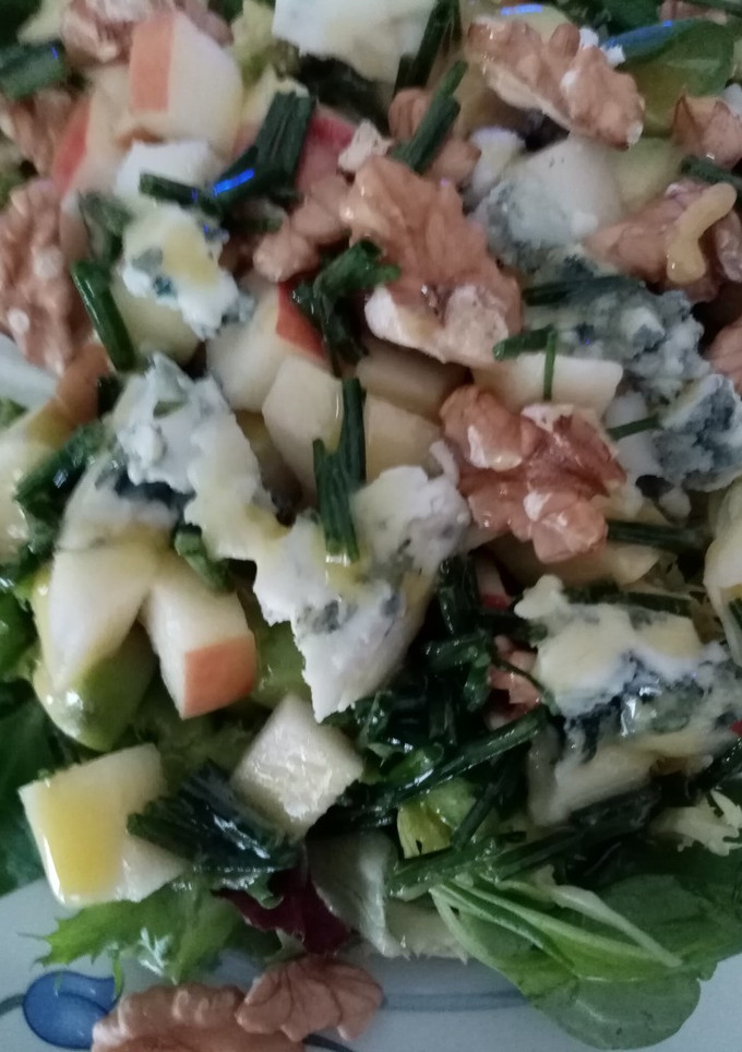 Una foto de Ensalada de manzana y queso azul
