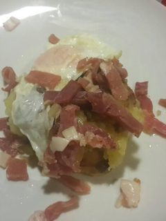 Una foto de Patatas a lo pobre con huevo y jamón