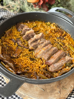 Una foto de Arroz de secreto ibérico con boletus y alcachofas