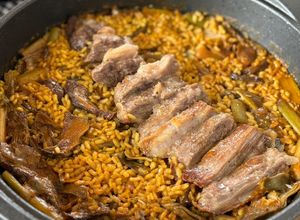 Una foto de Arroz de secreto ibérico con boletus y alcachofas