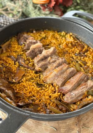 Una foto de Arroz de secreto ibérico con boletus y alcachofas