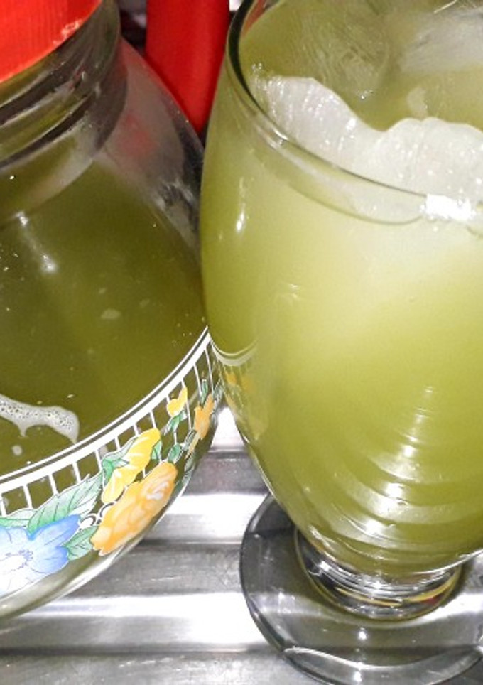 Una foto de Limonada con apio 🥤🍋
