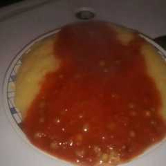 Una foto de Polenta con salsissa