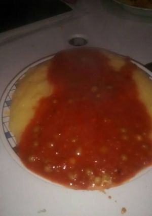 Una foto de Polenta con salsissa