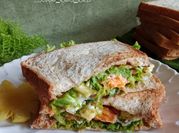 Gambar roti gandum salad