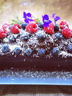 Una foto de Bizcocho de chocolate con glaseo de chocolate fondant