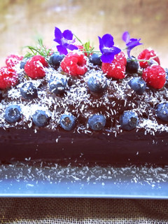 Una foto de Bizcocho de chocolate con glaseo de chocolate fondant