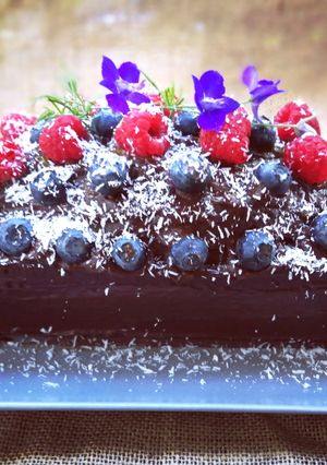 Una foto de Bizcocho de chocolate con glaseo de chocolate fondant