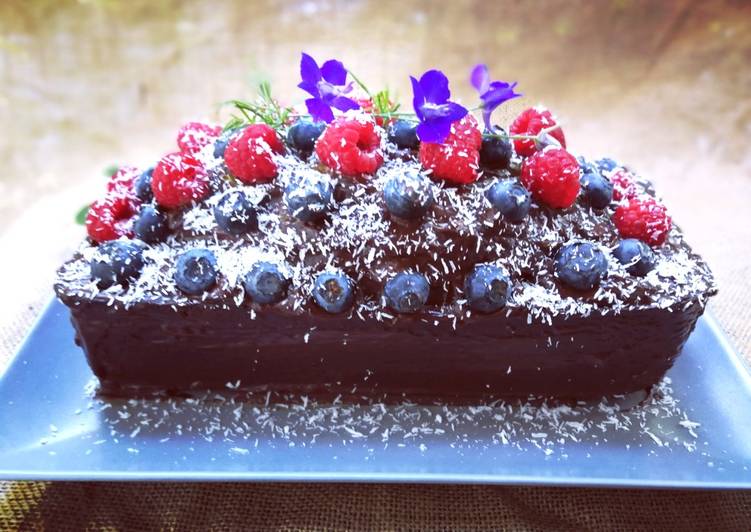 Bizcocho de chocolate con glaseo de chocolate fondant