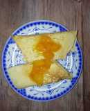 Crepas rellenas de crema pastelera y topping de mango