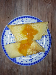 Una foto de Crepas rellenas de crema pastelera y topping de mango