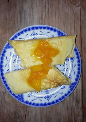 Una foto de Crepas rellenas de crema pastelera y topping de mango