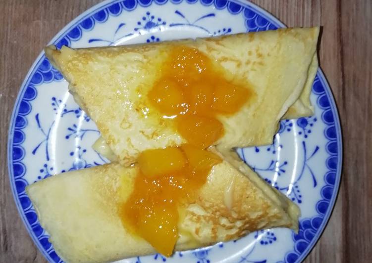 Crepas rellenas de crema pastelera y topping de mango