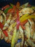 Fajitas de pollo salteadas con vegetales