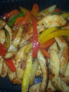 Una foto de Fajitas de pollo salteadas con vegetales