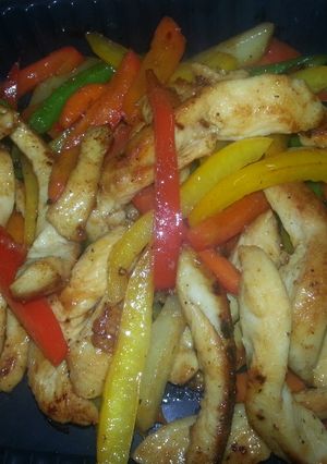 Una foto de Fajitas de pollo salteadas con vegetales