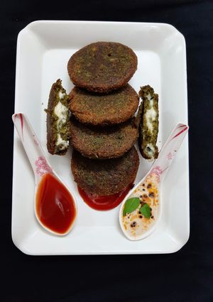 चिज़ी पालक छोले टिक्की, मूंगफली चटनी के साथ रेसिपी मुख्य फोटो