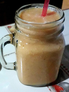 Una foto de Licuado de papaya con chía y avena 🧡