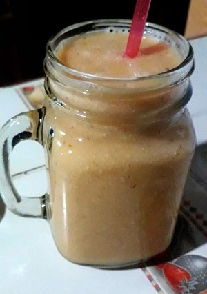 Una foto de Licuado de papaya con chía y avena 🧡